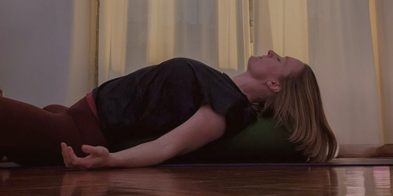 Michi Primus, sleep and nervous system coach, practicing deep relaxation and nervous system regulation